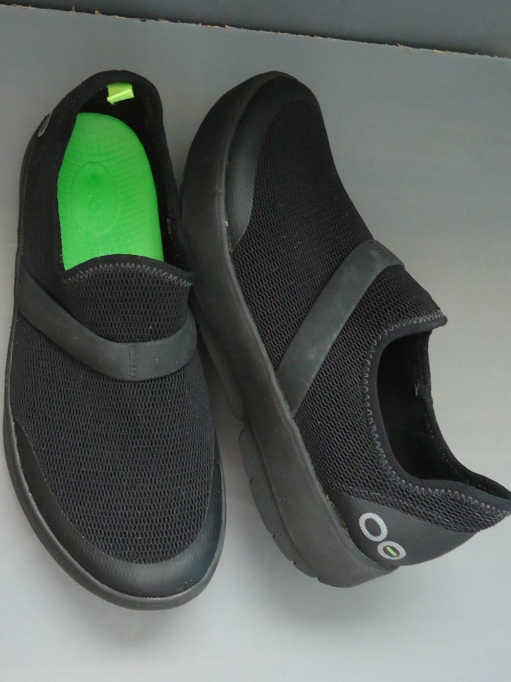 SIZE 9. OOFOS women's slip-on athletic shoes.